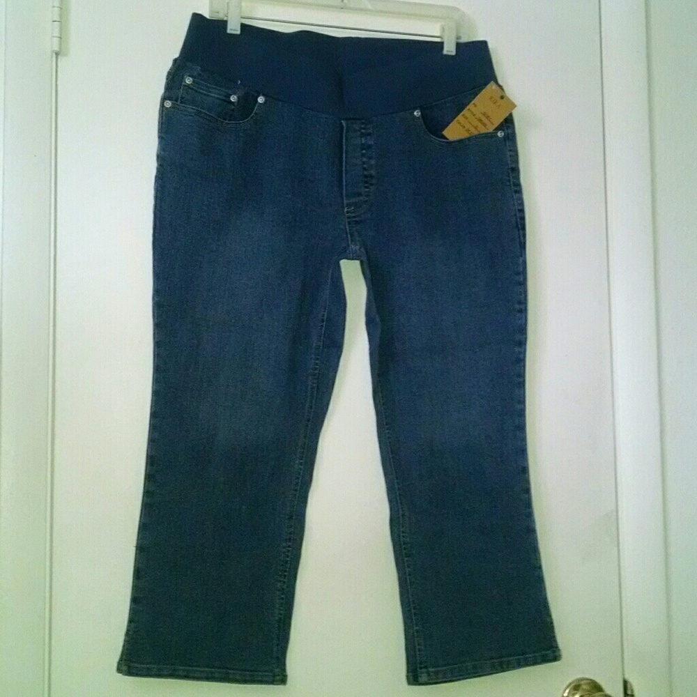 Beautiful maternity Capri jeans pants